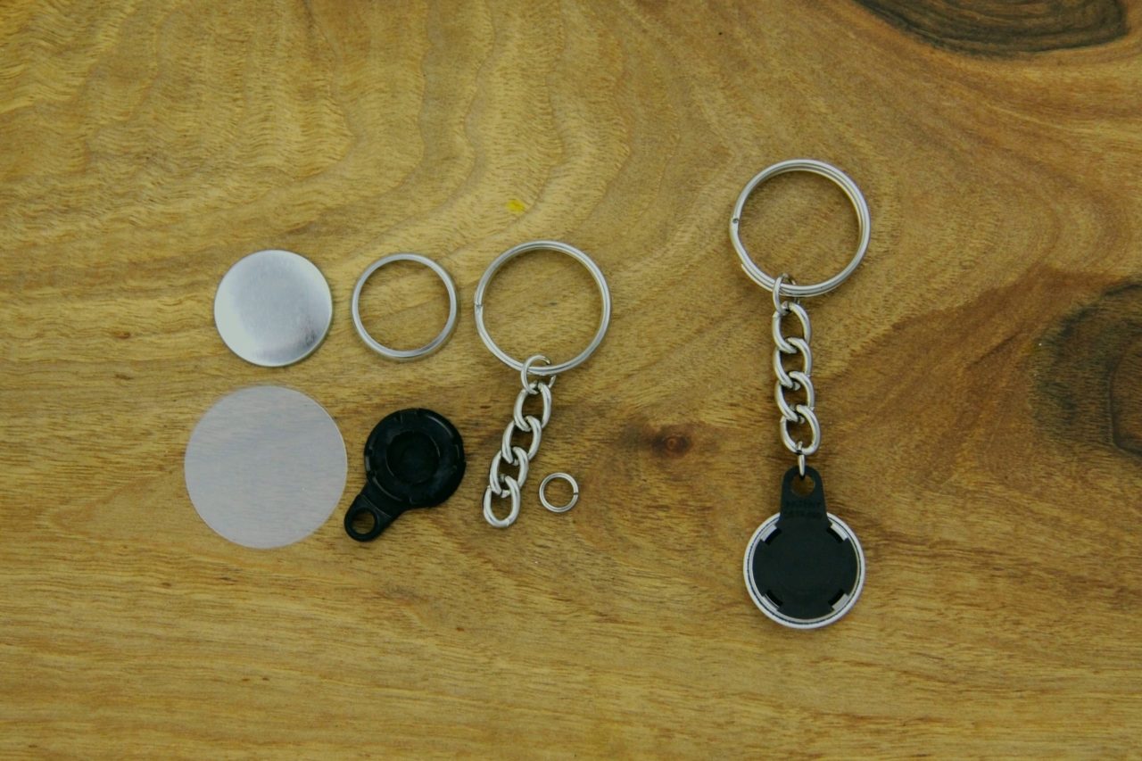 komponenty do przypinek 25mm z brelokiem z łańcuszkiem