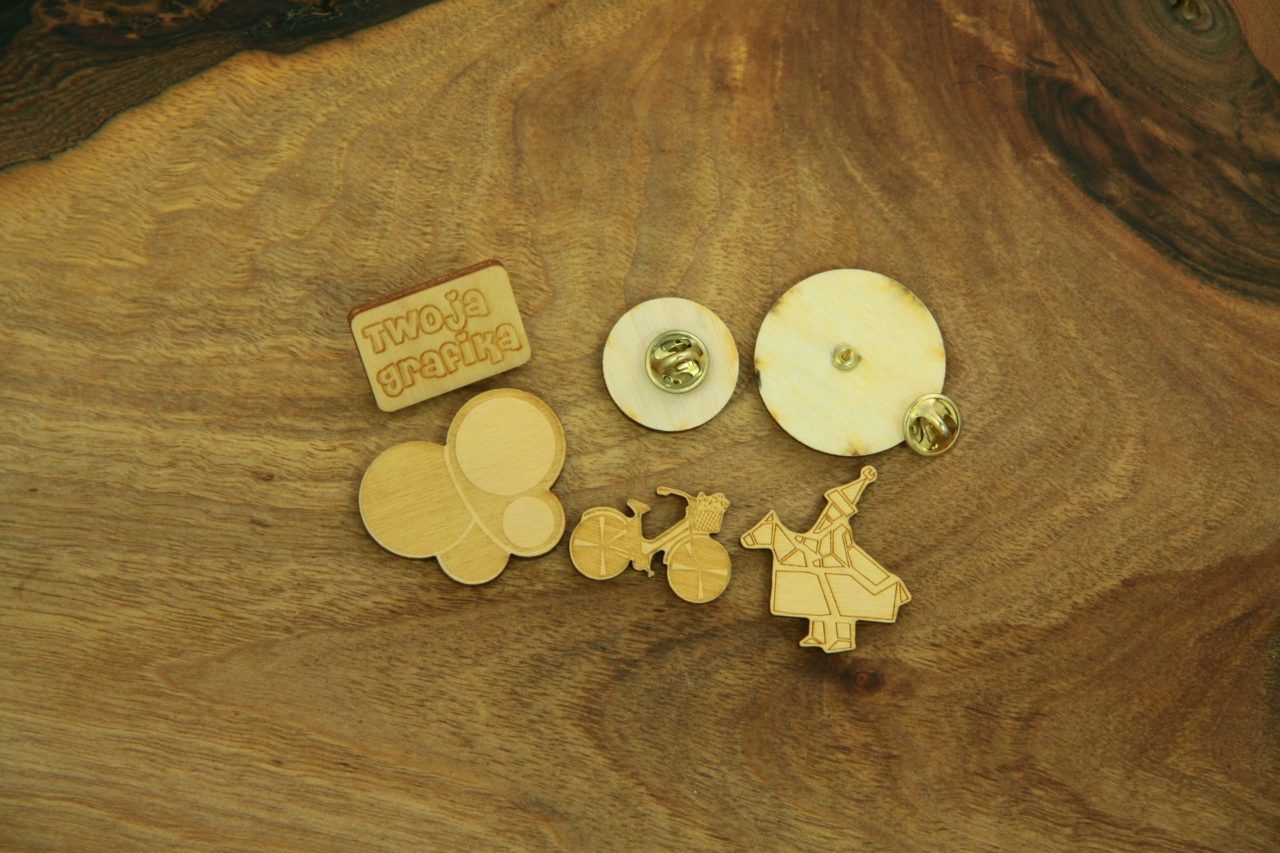 przypinki drewniane z motylkiem