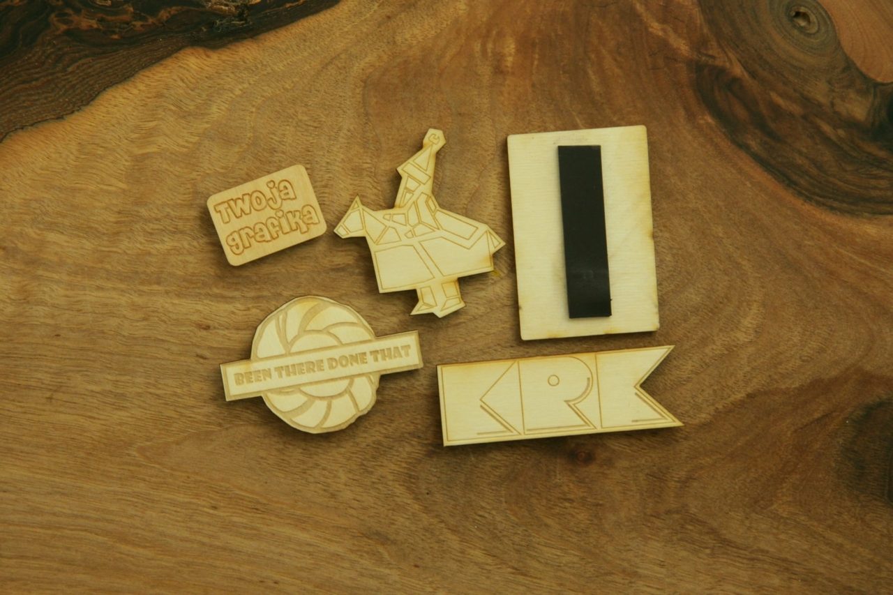 drewniane magnesy na lodówkę