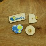 przypinki drewniane z nadrukiem z igłą