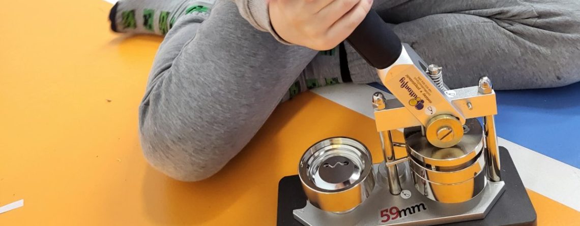 maszyna do robienia przypinek dla dzieci w szkole