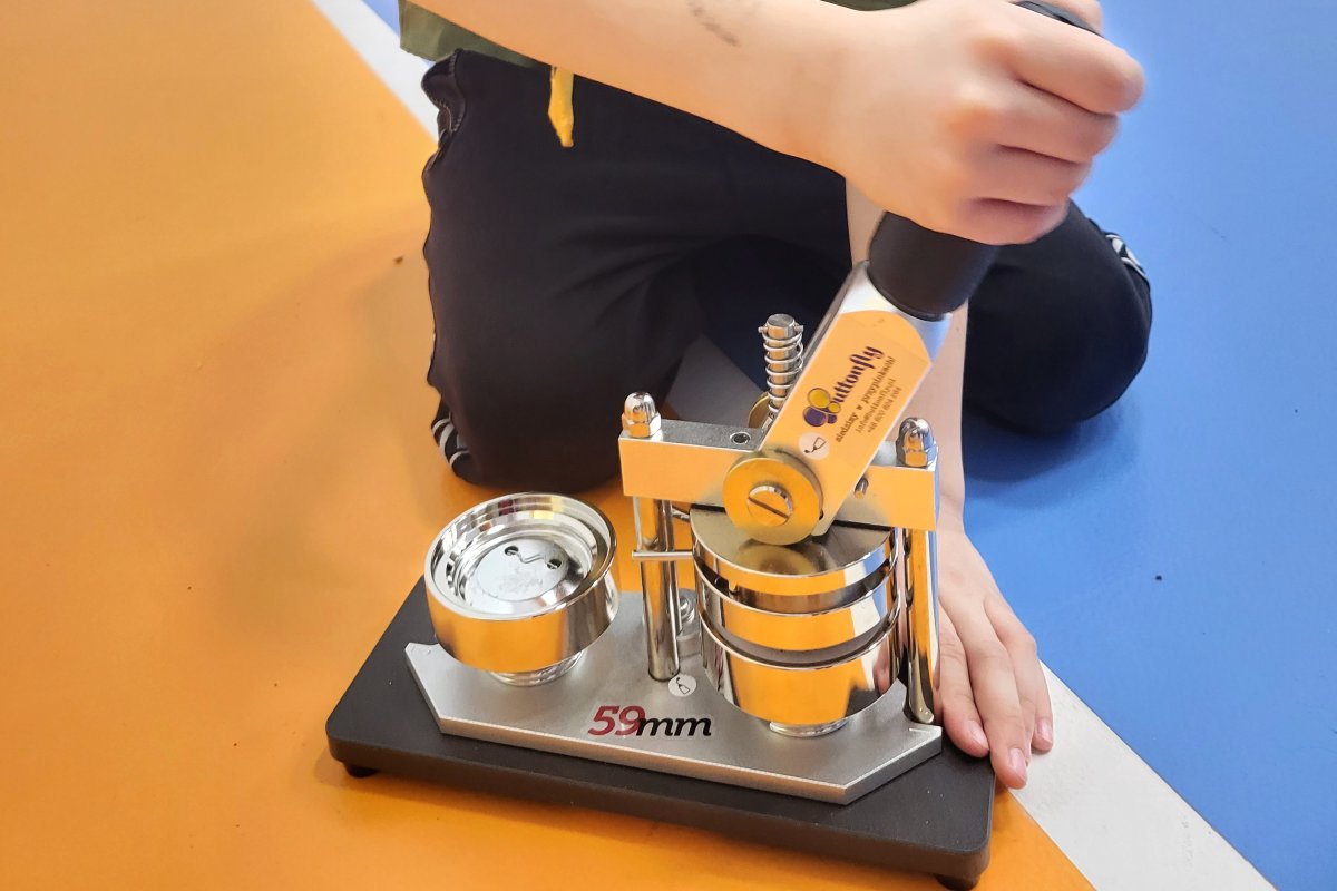 maszyna do robienia przypinek dla dzieci w wieku szkolnym