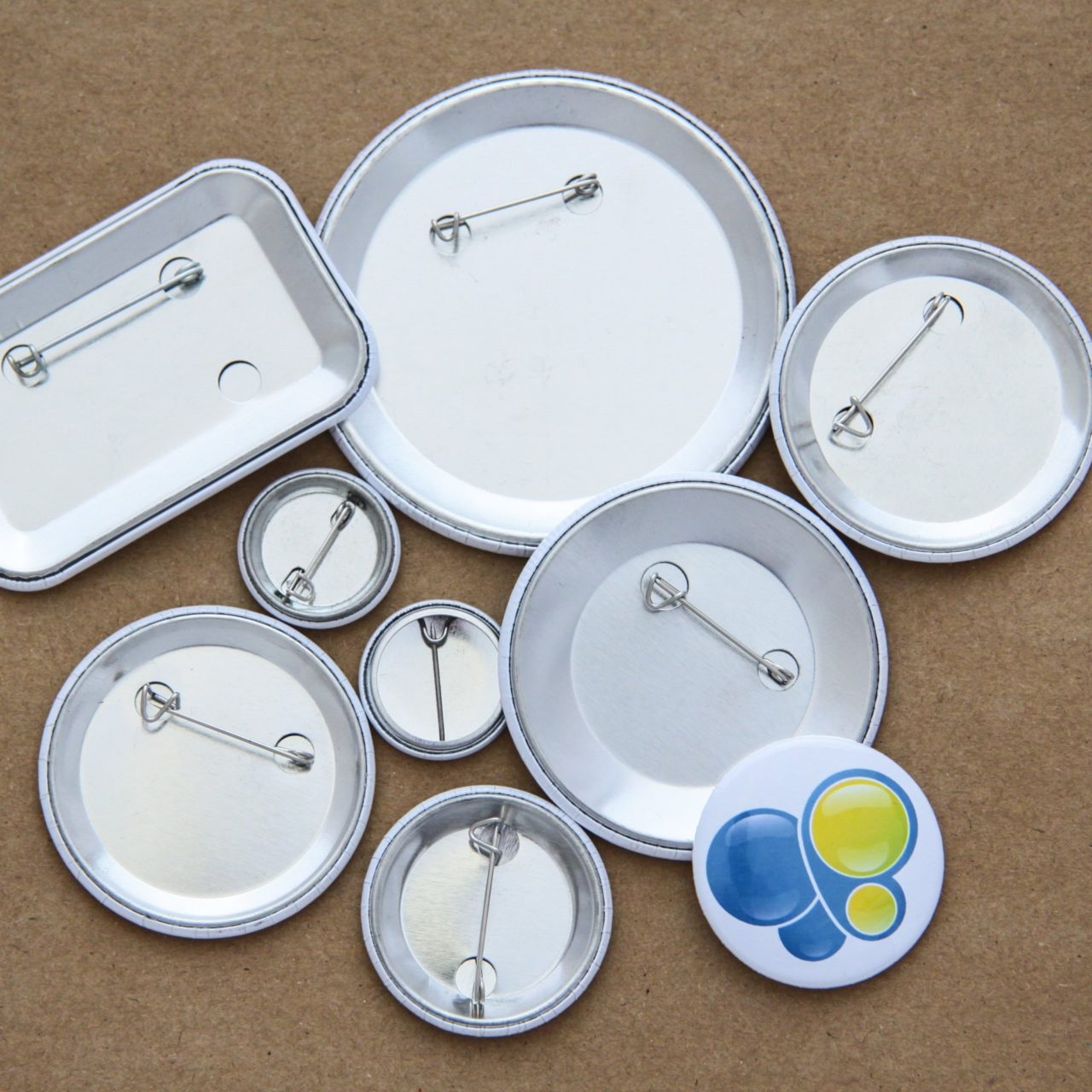 01. Przypinki z agrafką