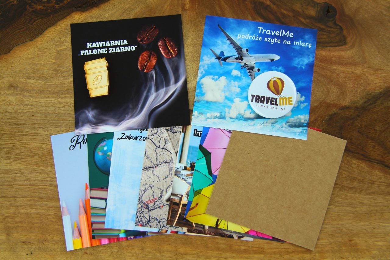 ekspozycja przypinek na kartoniku