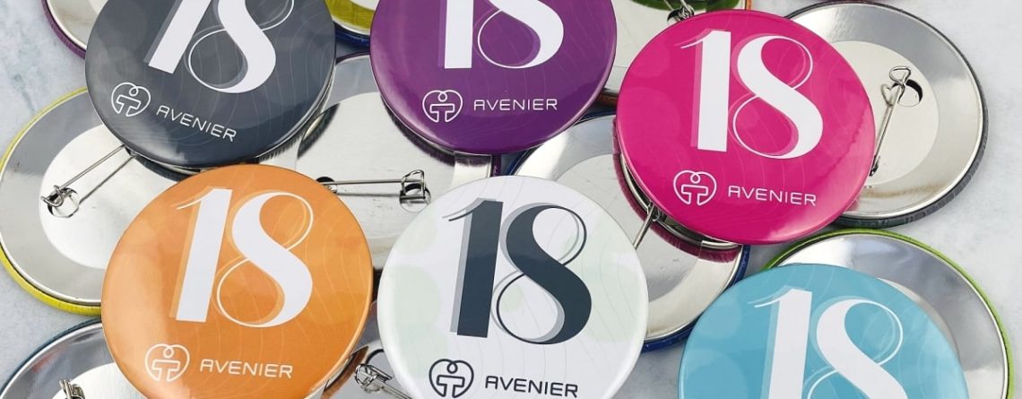 przypinki z logo firmy