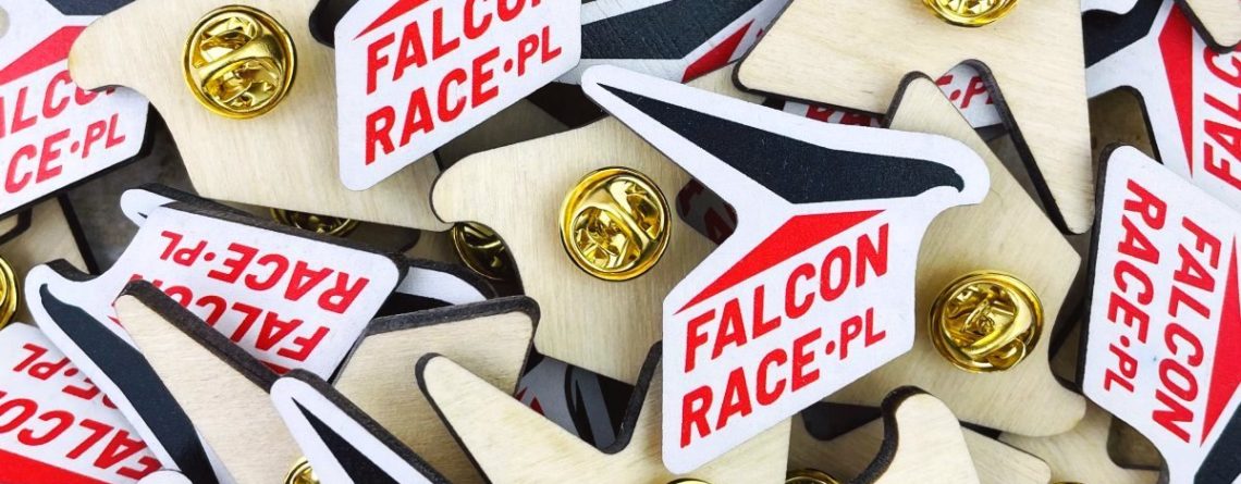 drewniane plakietki z kolorowym nadrukiem