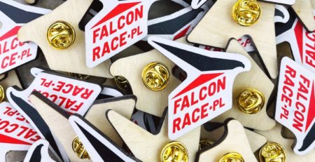 drewniane plakietki z kolorowym nadrukiem