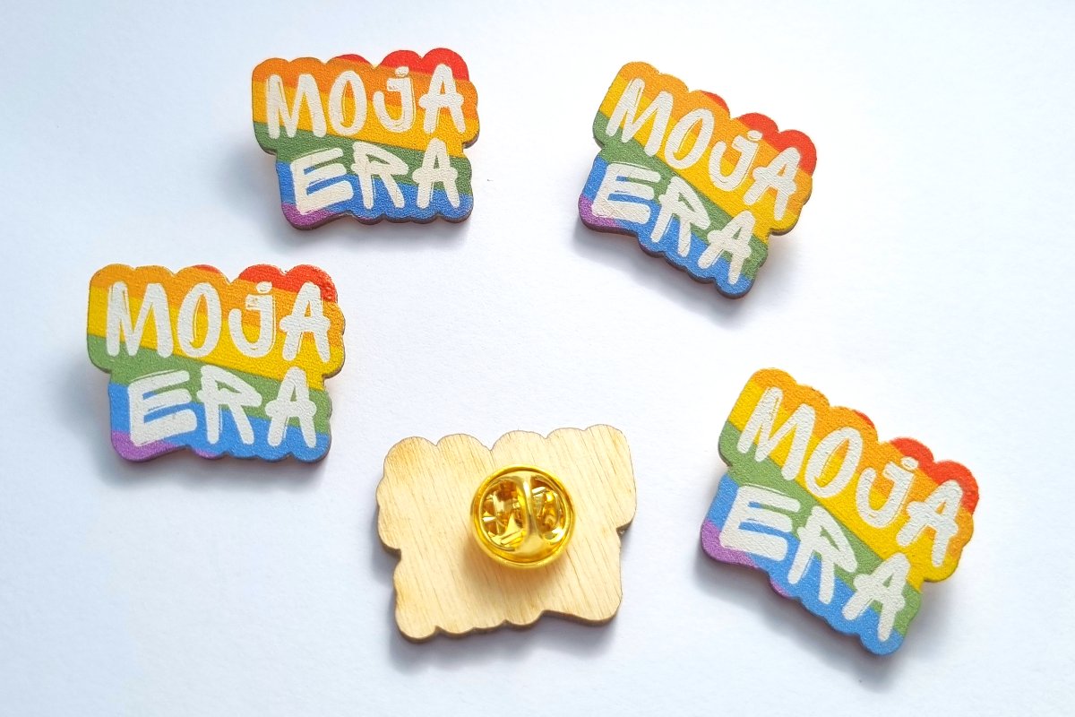 drewniane plakietki z nadrukiem