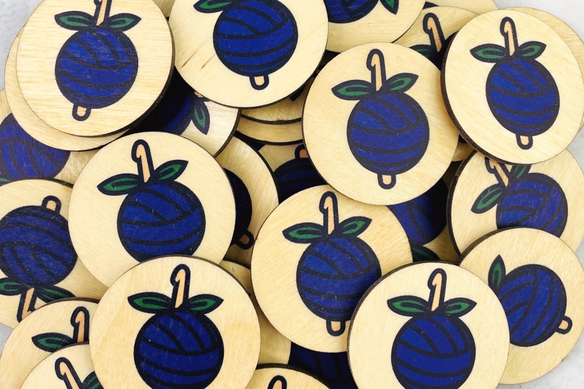 okrągłe drewniane plakietki z nadrukiem